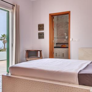 Schlafzimmer mit Meerblick im Ferienhaus Casa Alina